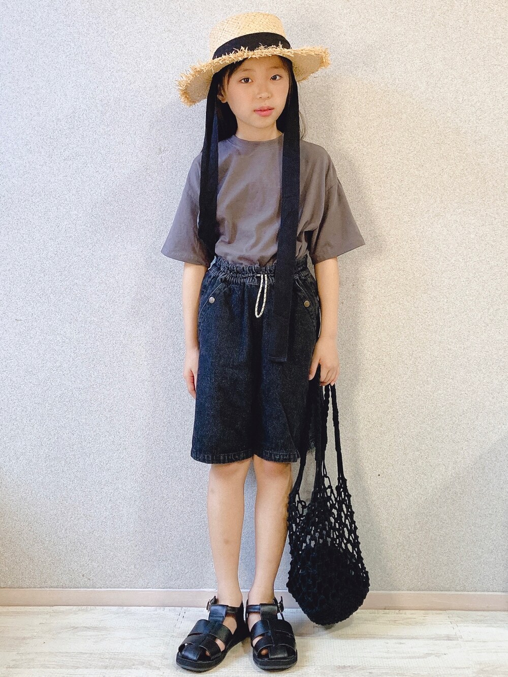 グレー系のTシャツ/カットソー、ブラック系のその他パンツ、ブラック系のトートバッグを着用したキッズの夏コーディネートの3枚目の写真