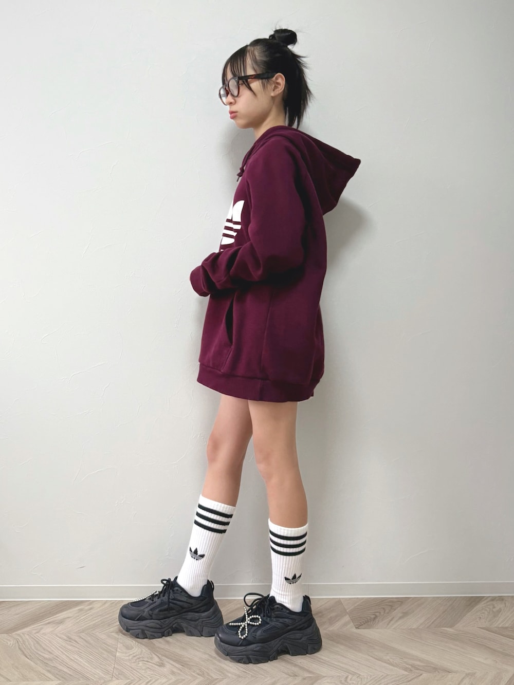 ブラック系のスニーカー、その他のシューズアクセサリー、ブラウン系のスウェットを着用したキッズの秋コーディネートの2枚目の写真