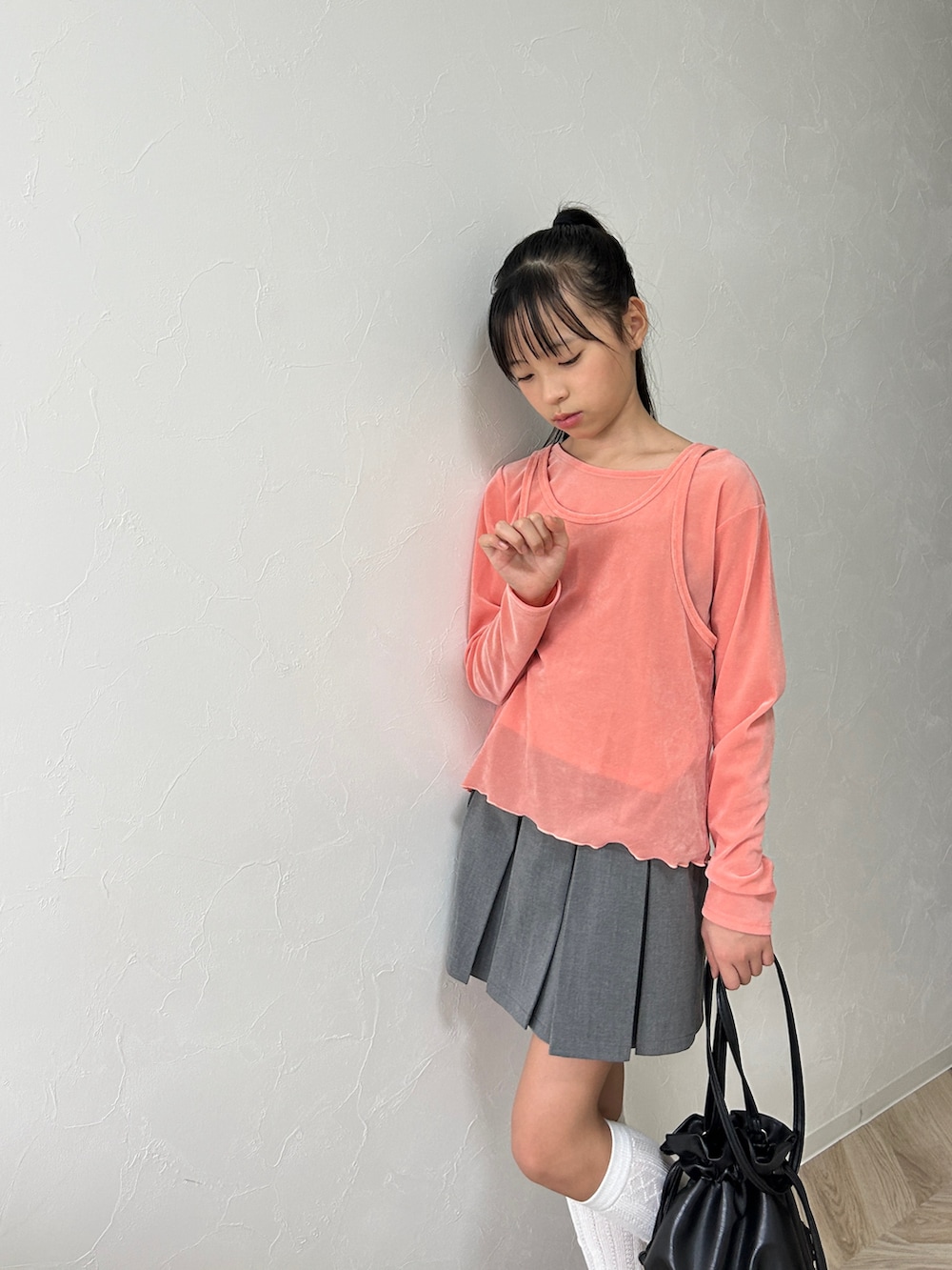 ピンク系のTシャツ/カットソー、グレー系のカーゴパンツ、ブラック系のローファーを着用したキッズの秋コーディネートの2枚目の写真