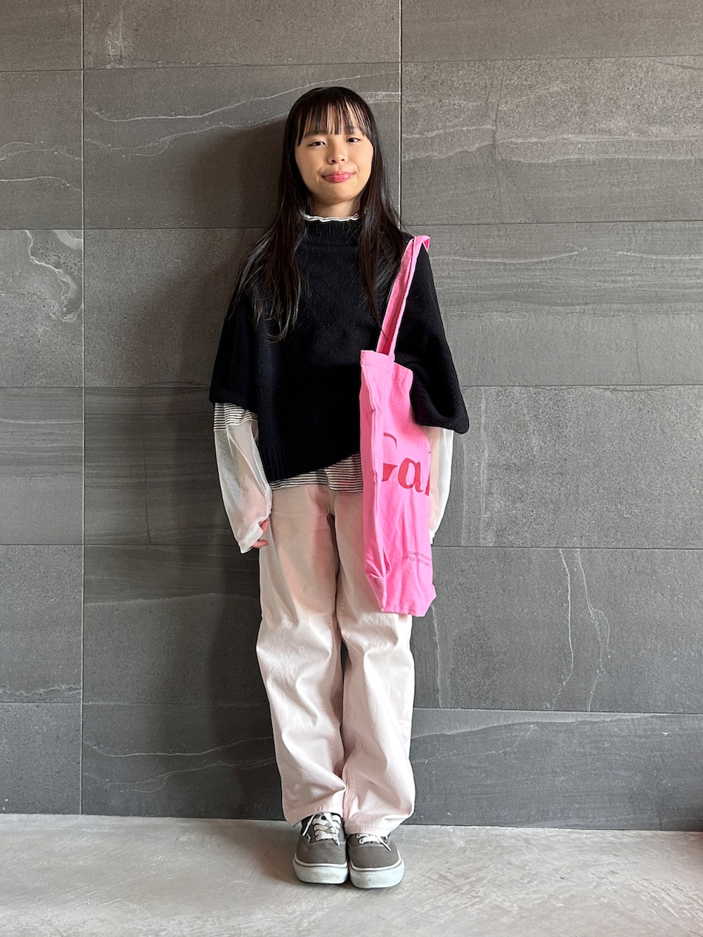 ブラック系のベスト、ホワイト系のTシャツ/カットソー、ピンク系のデニムパンツを着用したキッズの冬コーディネートの2枚目の写真