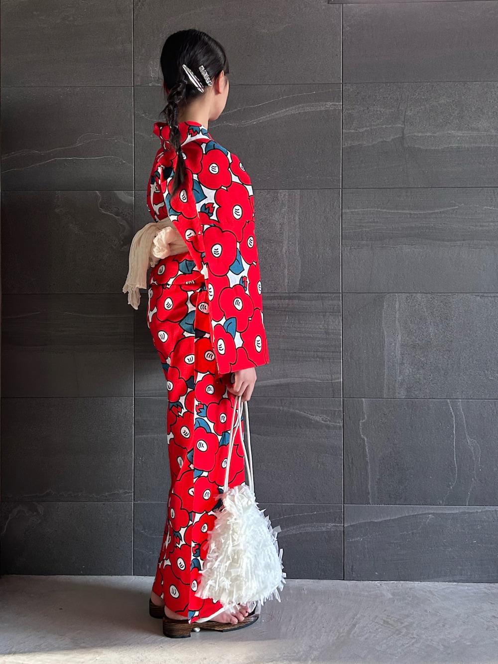 レッド系の浴衣、シルバー系のバレッタ/ヘアクリップを着用したキッズの夏コーディネートの2枚目の写真