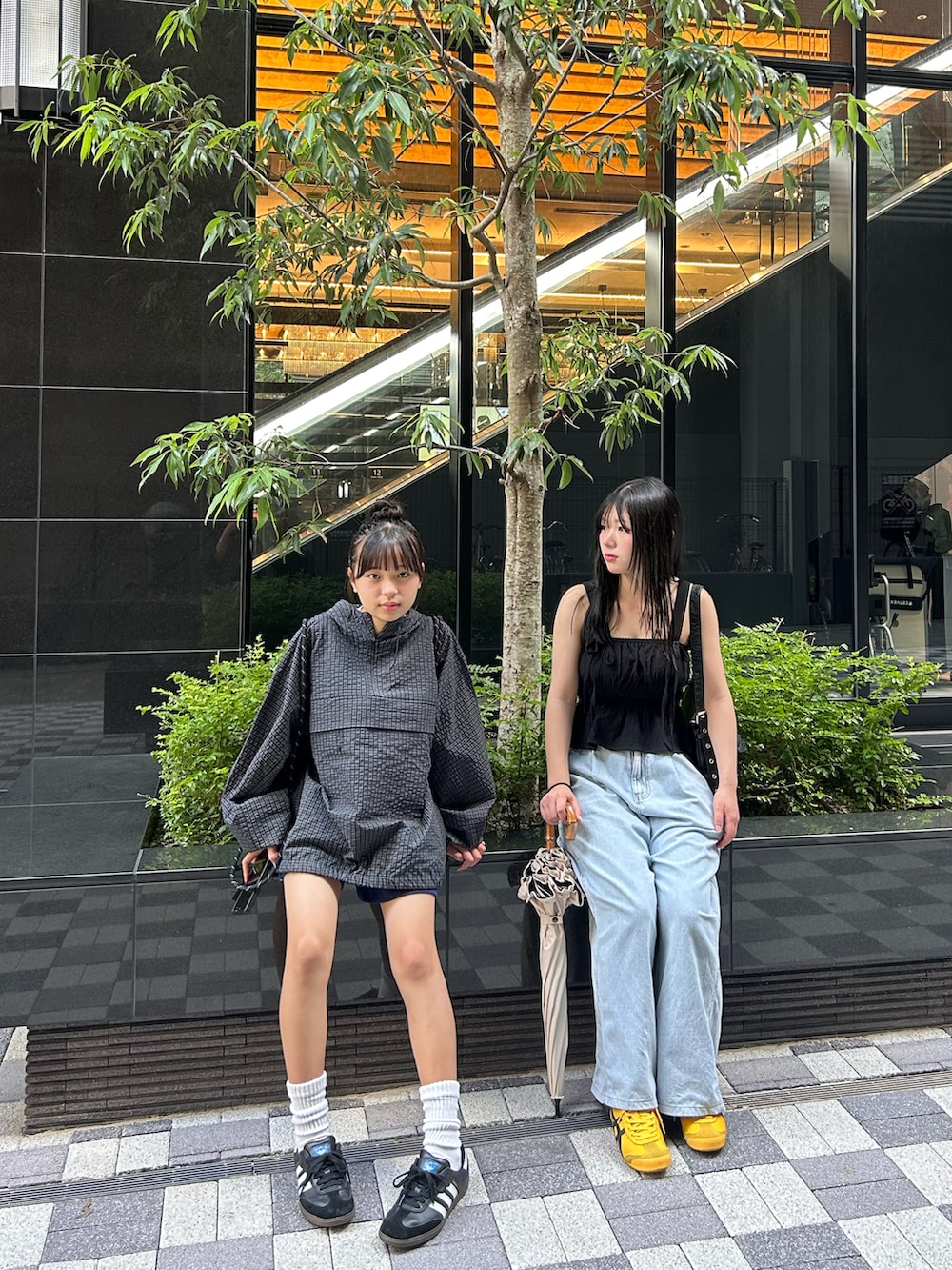 イエロー系のスニーカー、ブルー系のその他パンツ、ブラック系のスニーカーを着用したキッズの夏コーディネートの3枚目の写真