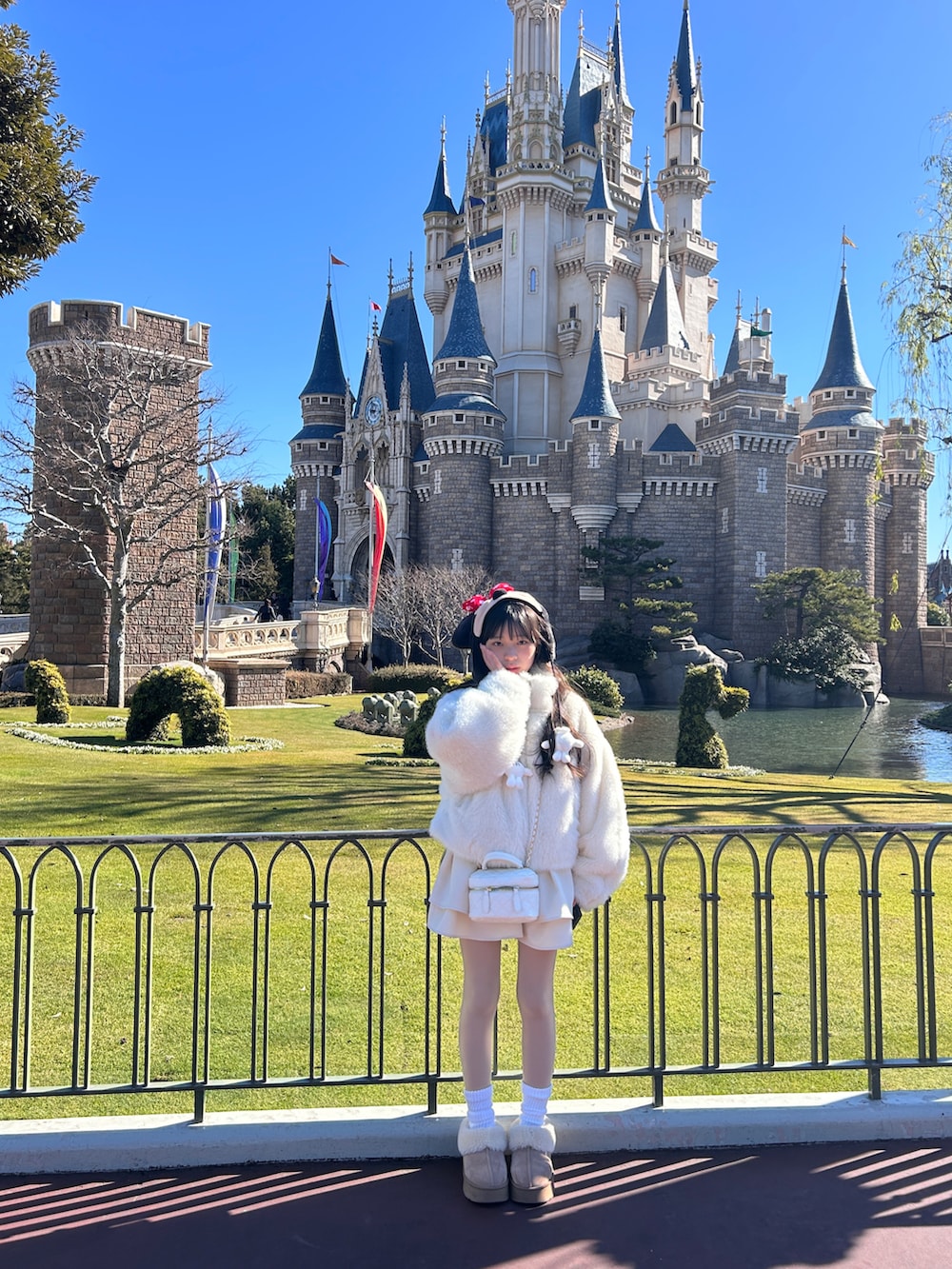 ホワイト系のブルゾン、ホワイト系のスカート、ベージュ系のブーツを着用したキッズの冬コーディネートの3枚目の写真