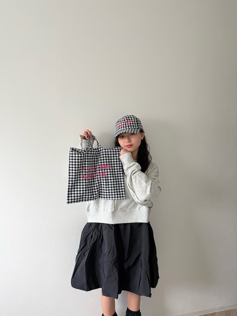 グレー系のワンピース、その他のトートバッグ、イエロー系のブーツを着用したキッズの冬コーディネートの4枚目の写真