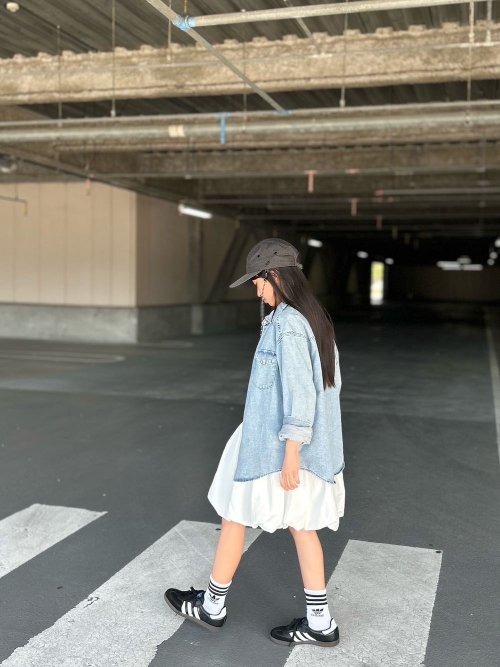 「レイヤードスタイル、ワンピース、バルーン、デニムシャツ、キャップ、JDB、スニーカー、adidas、お出かけコーデ」｜「jdbase_capのアイテム（キャップ、ブラック系）」を使った、uranさん（キッズ・144cm）の春コーディネートの3枚目の写真