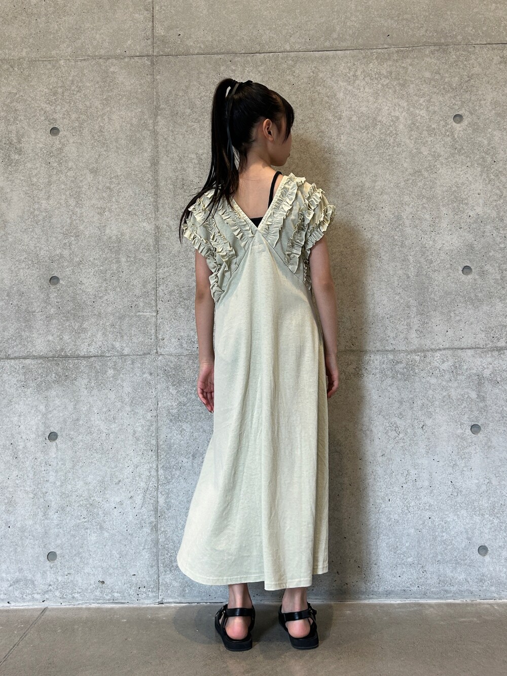 ホワイト系のワンピース、ブラック系のその他トップス、ブラック系のサンダルを着用したキッズの夏コーディネートの4枚目の写真