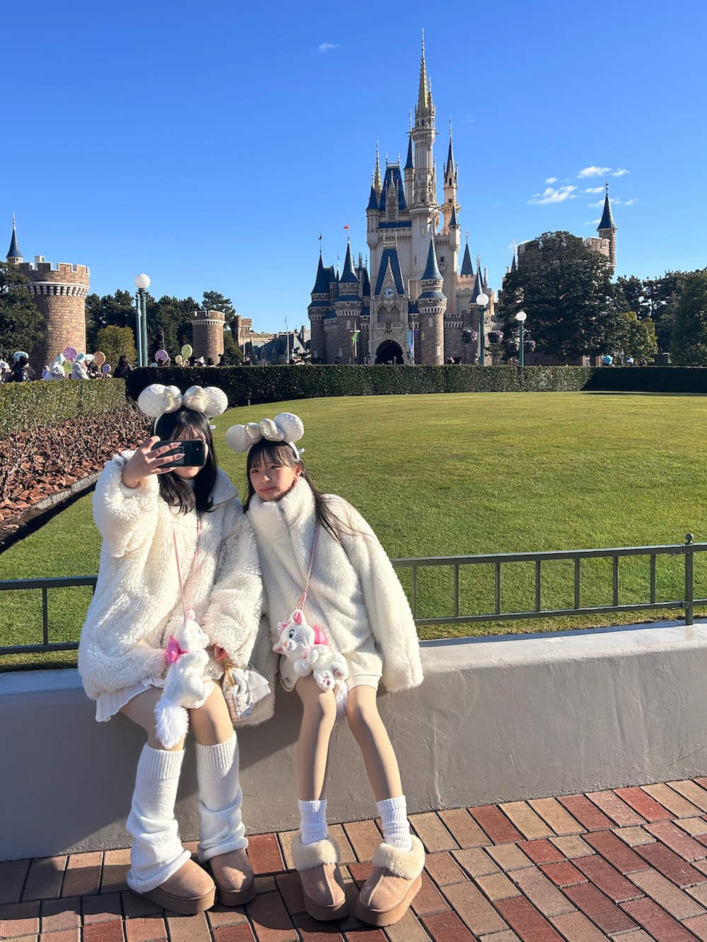 ホワイト系のブルゾン、ホワイト系のスカート、ベージュ系のブーツを着用したキッズの冬コーディネートの5枚目の写真