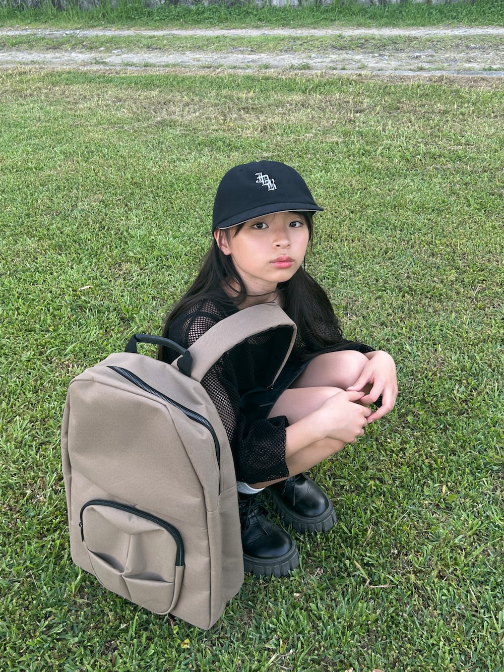 ブラウン系のバックパック/リュック、ブラック系のTシャツ/カットソー、ブラック系のデニムスカートを着用したキッズの夏コーディネートの3枚目の写真