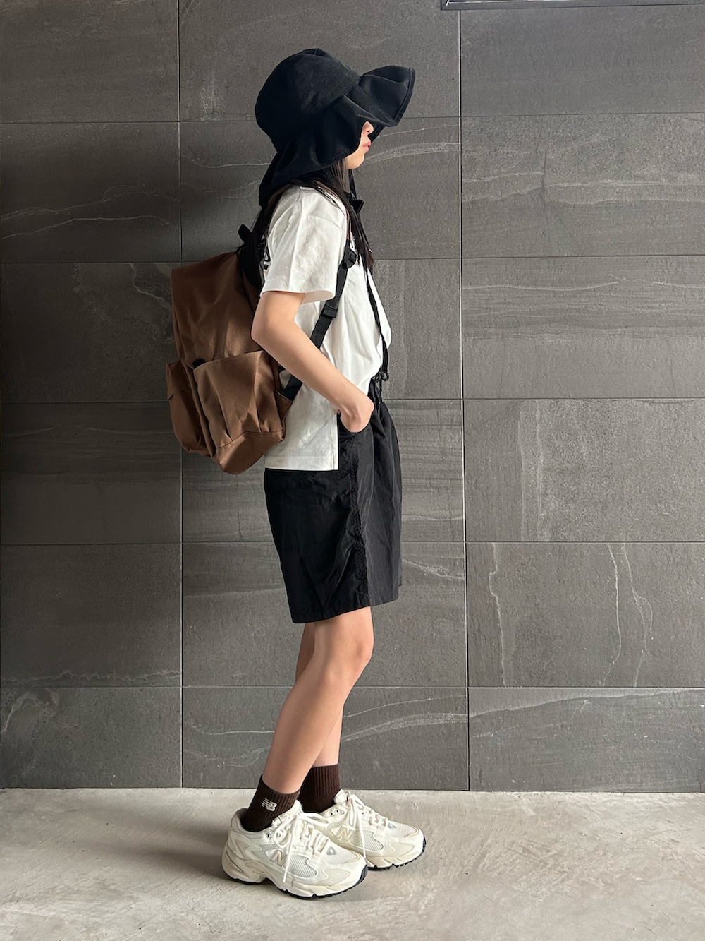 「夏ルックで気分アップ、ロゴT、白Tシャツ、ハーフパンツ、アウトドアスタイル、フリル、キャラT、スニーカー、モノトーン、リュック、シンプルコーデ、お出かけコーデ、フェススタイル」|「CIAOPANIC TYPYの【UV】たためるジュートフリルHAT(ハット、ブラック系)」を使った、uranさん(骨格ウェーブ・キッズ・144cm)の夏コーディネートの5枚目の写真