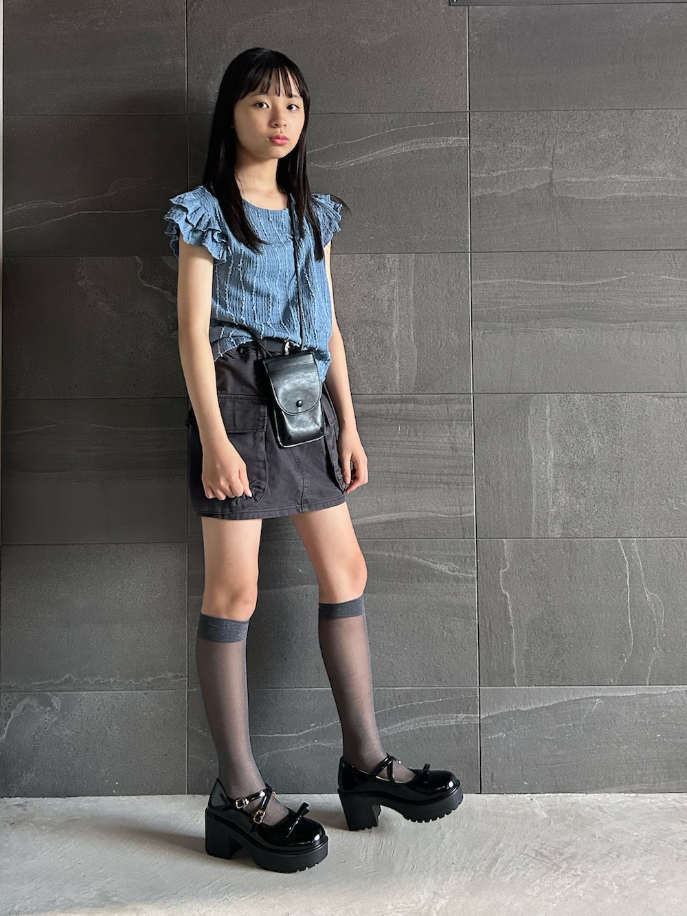ブラック系のドレスシューズ、ブルー系のシャツ/ブラウス、ブラック系のショルダーバッグを着用したキッズの夏コーディネートの5枚目の写真
