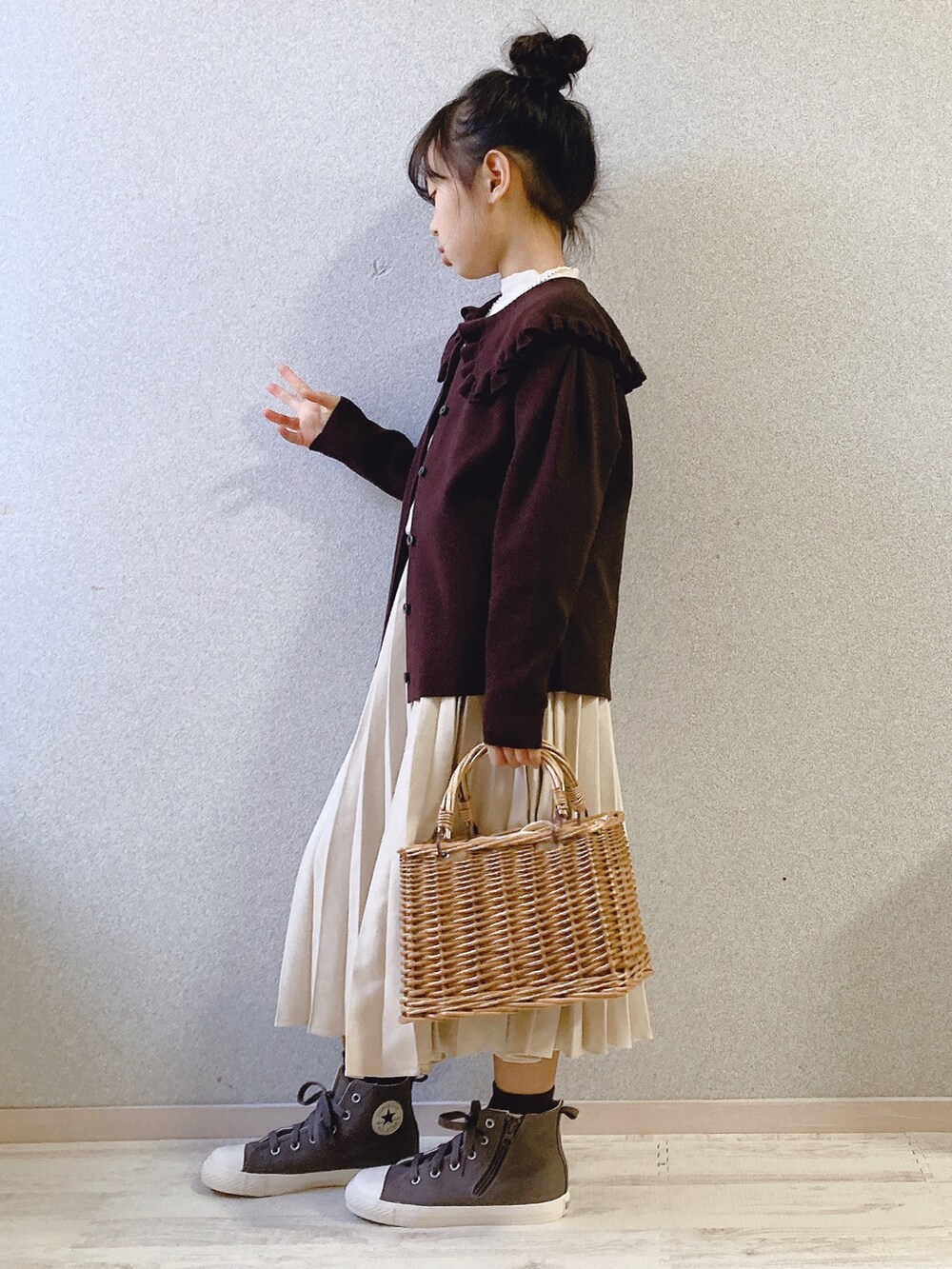 「チョコ色に染まれ、休日スタイル、冬コーデ、小学生、スカート、カラーニット、レイヤードスタイル、コンバース、かごバッグ、ロングスカート、lulpiniアンバサダー」｜「LOWRYS FARMのフリルカラーニットＬＳ　215142（ニット/セーター、ブラウン系）」を使った、uranさん（キッズ・123cm）の冬コーディネートの2枚目の写真