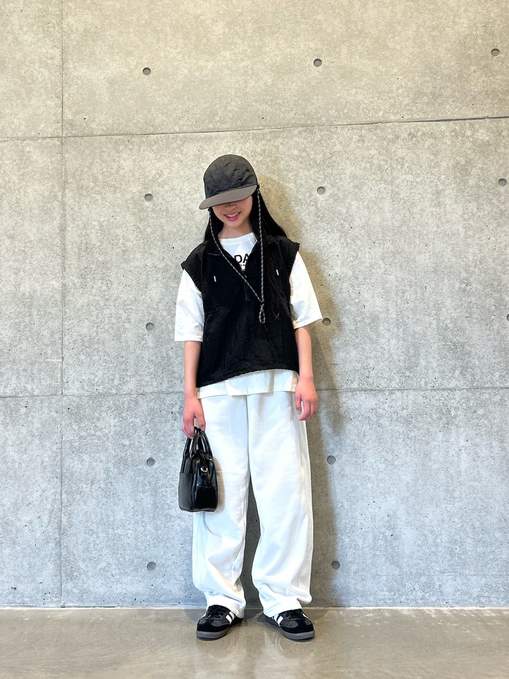 「レイヤードスタイル、ベスト、アノラックパーカー、スニーカー、スウェットパンツ、Tシャツ、キャップ、ロゴT、モノトーン、シティガール、大人カジュアル、きれいめカジュアル、ジェットキャップ」｜「Life Support Productsの【COTTON from U.S.A】ビッグシルエットフォトプリントTシャツ（Tシャツ/カットソー、ホワイト系）」を使った、uranさん（キッズ・144cm）の春コーディネートの3枚目の写真