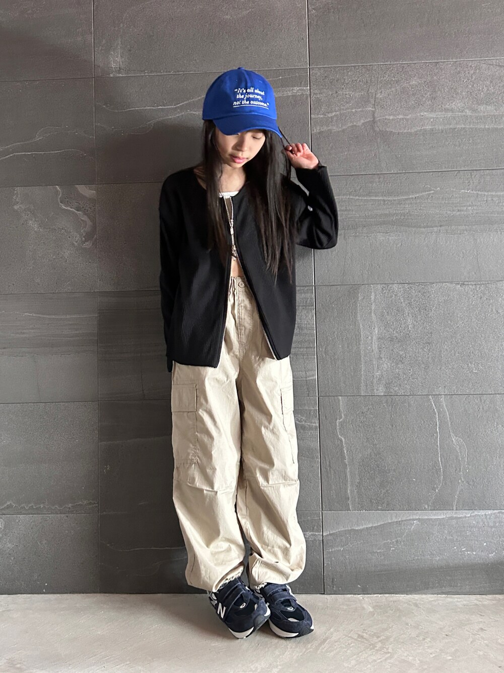 ブラック系のカーディガン/ボレロ、その他のカーゴパンツ、ブラック系のバックパック/リュックを着用したキッズの春コーディネートの2枚目の写真