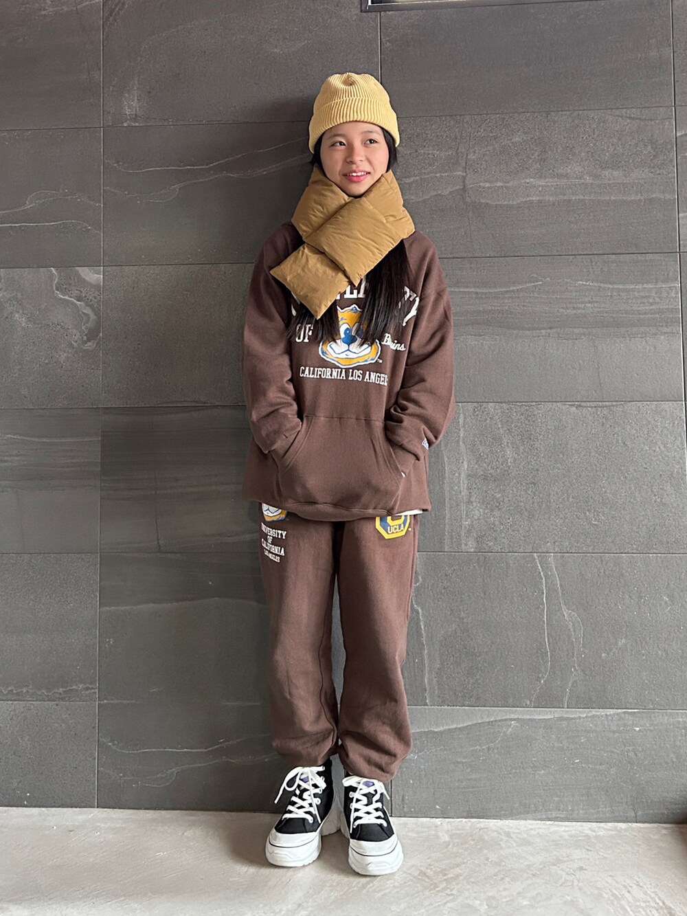 「ニット帽、ワントーンコーデ、ブラウン、スウェット、パーカー、スウェットパンツ、マフラー、厚底シューズ、スニーカー、UCLA、セットアップ、ゆるコーデ、ラクチンコーデ」｜「ANTIBALのANTIBAL/アンティバル キッズ パーカー DESI 234AN3PK027（パーカー、ブラウン系）」を使った、uranさん（キッズ・140cm）の冬コーディネートの2枚目の写真