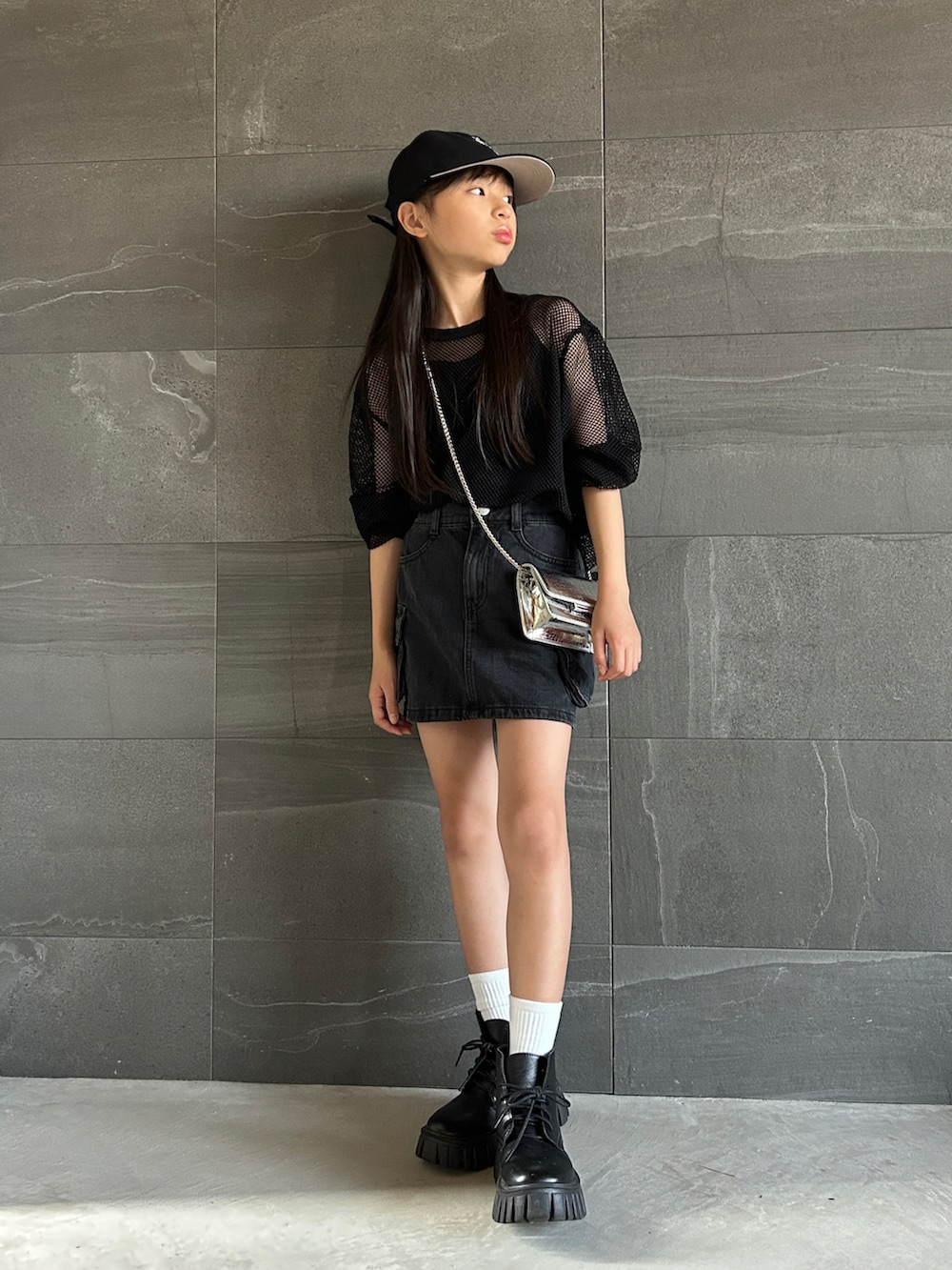 ブラック系のTシャツ/カットソー、ブラック系のデニムスカート、ブラック系のその他トップスを着用したキッズの夏コーディネートの2枚目の写真