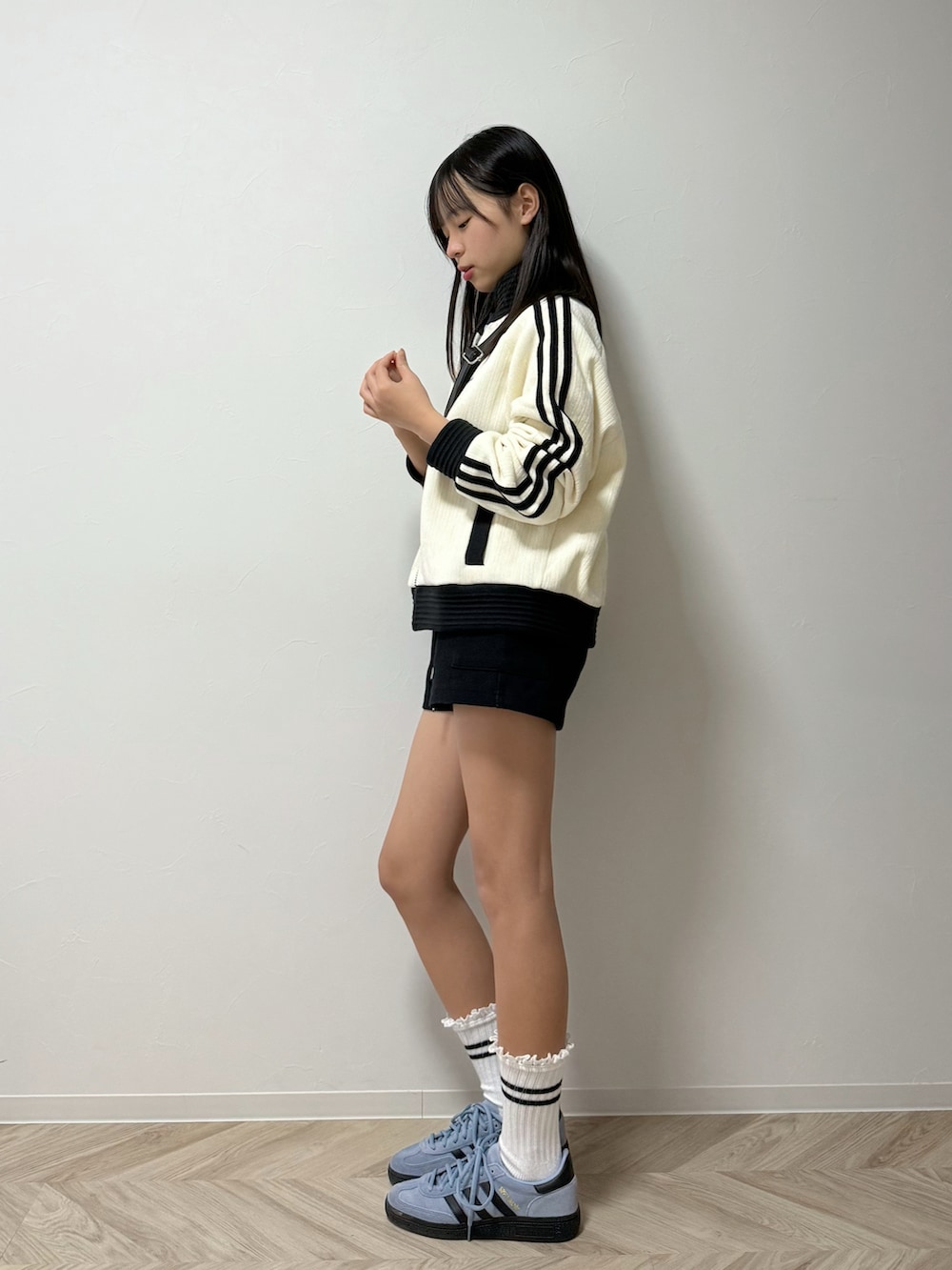 ホワイト系のブルゾン、ブルー系のスニーカー、ブルー系のTシャツ/カットソーを着用したキッズの冬コーディネートの3枚目の写真