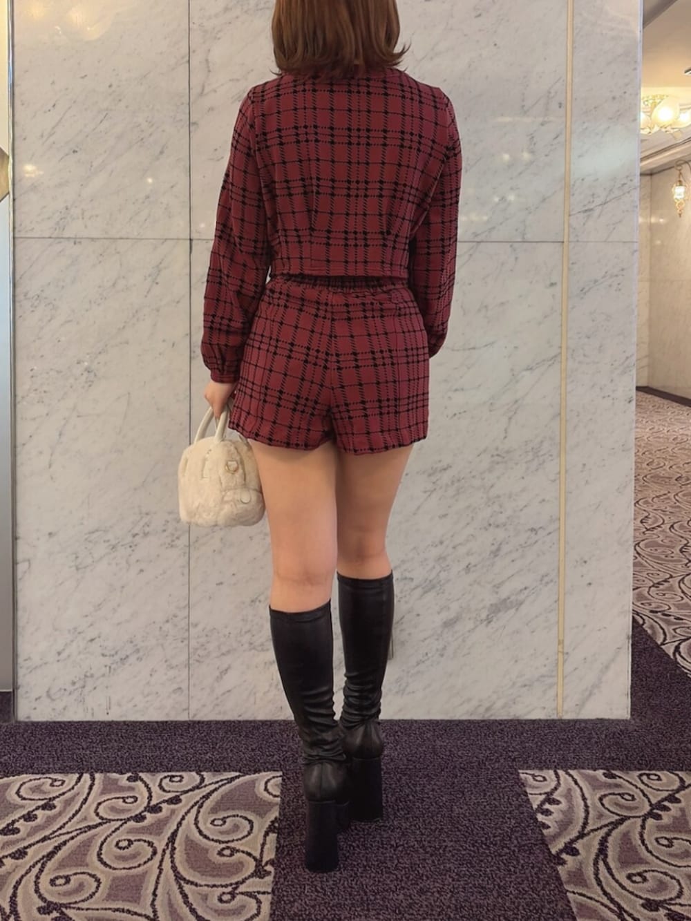 レッド系のその他トップス、レッド系のその他パンツ、その他のブーツを着用したレディースの秋コーディネートの3枚目の写真