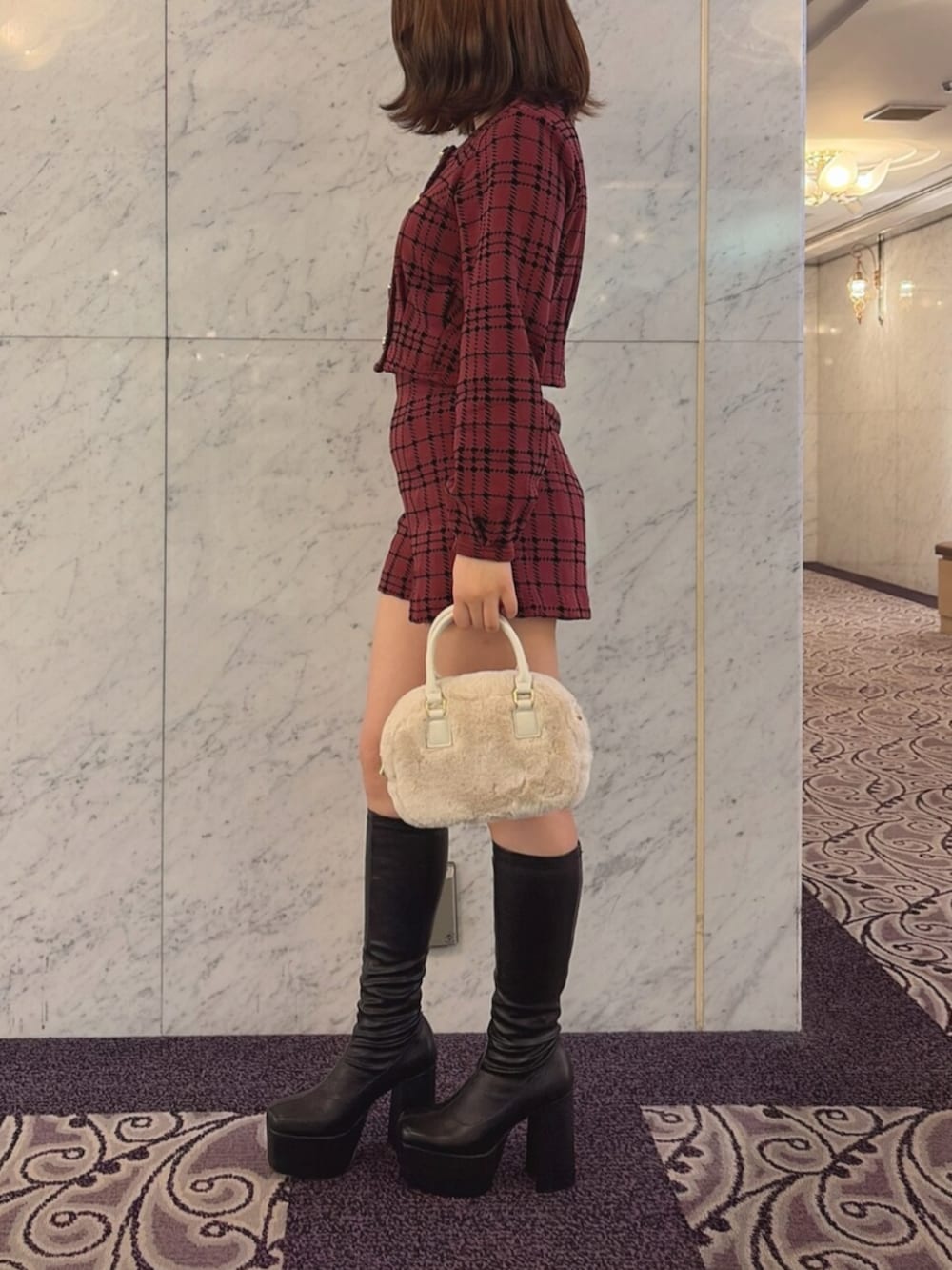 レッド系のその他トップス、レッド系のその他パンツ、その他のブーツを着用したレディースの秋コーディネートの2枚目の写真