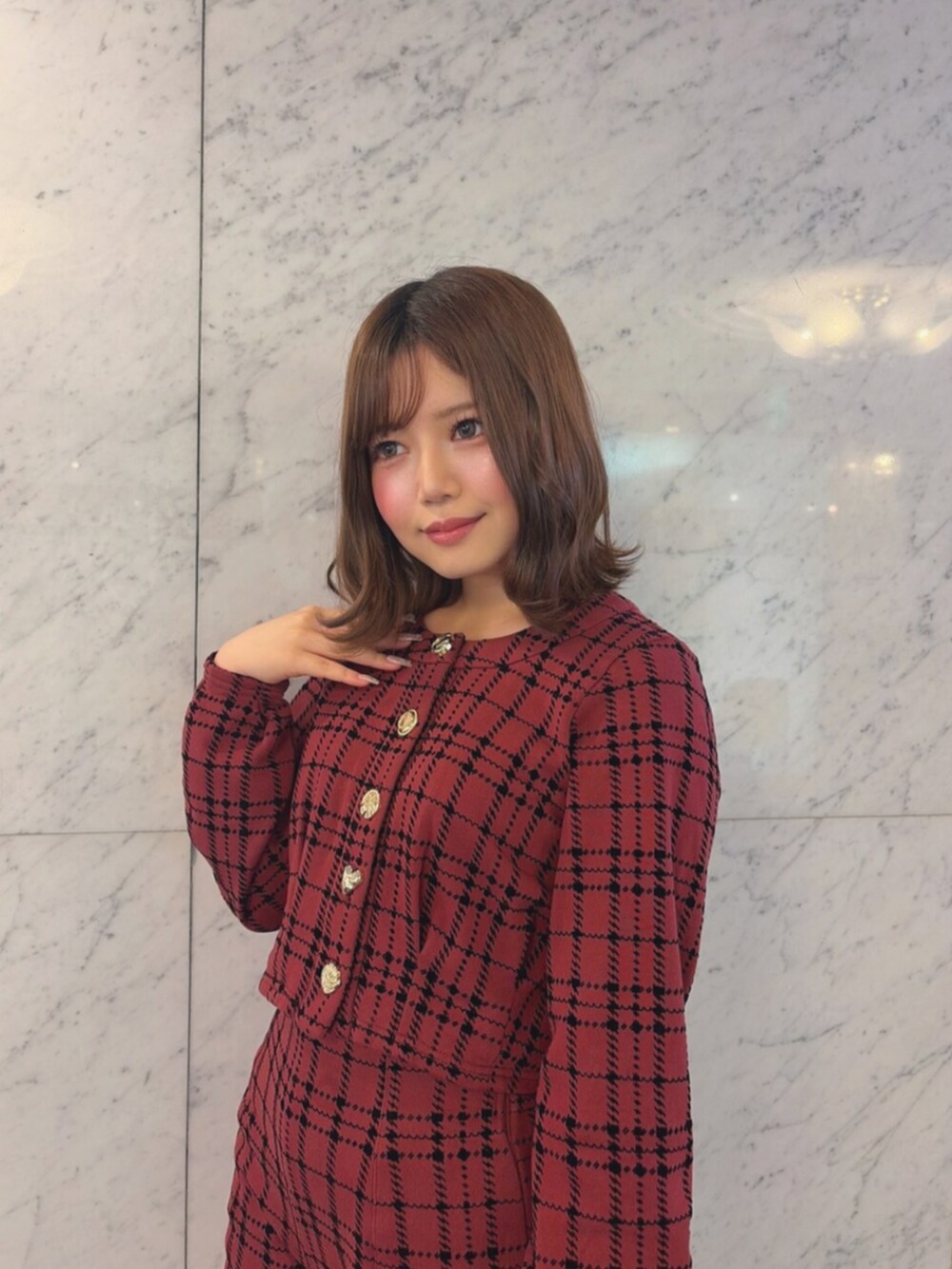 レッド系のその他トップス、レッド系のその他パンツ、その他のブーツを着用したレディースの秋コーディネートの4枚目の写真
