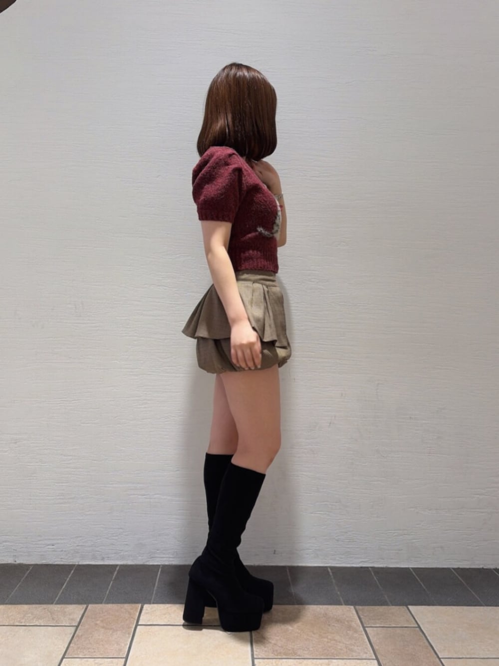 レッド系のニット/セーター、その他のその他パンツ、ブラック系のブーツを着用したレディースの夏コーディネートの2枚目の写真