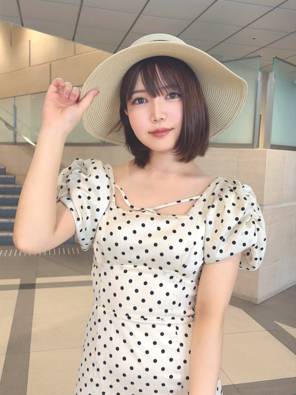 ホワイト系のワンピース、ベージュ系のハンドバッグ、ブラック系のサンダルを着用したレディースの夏コーディネートの4枚目の写真