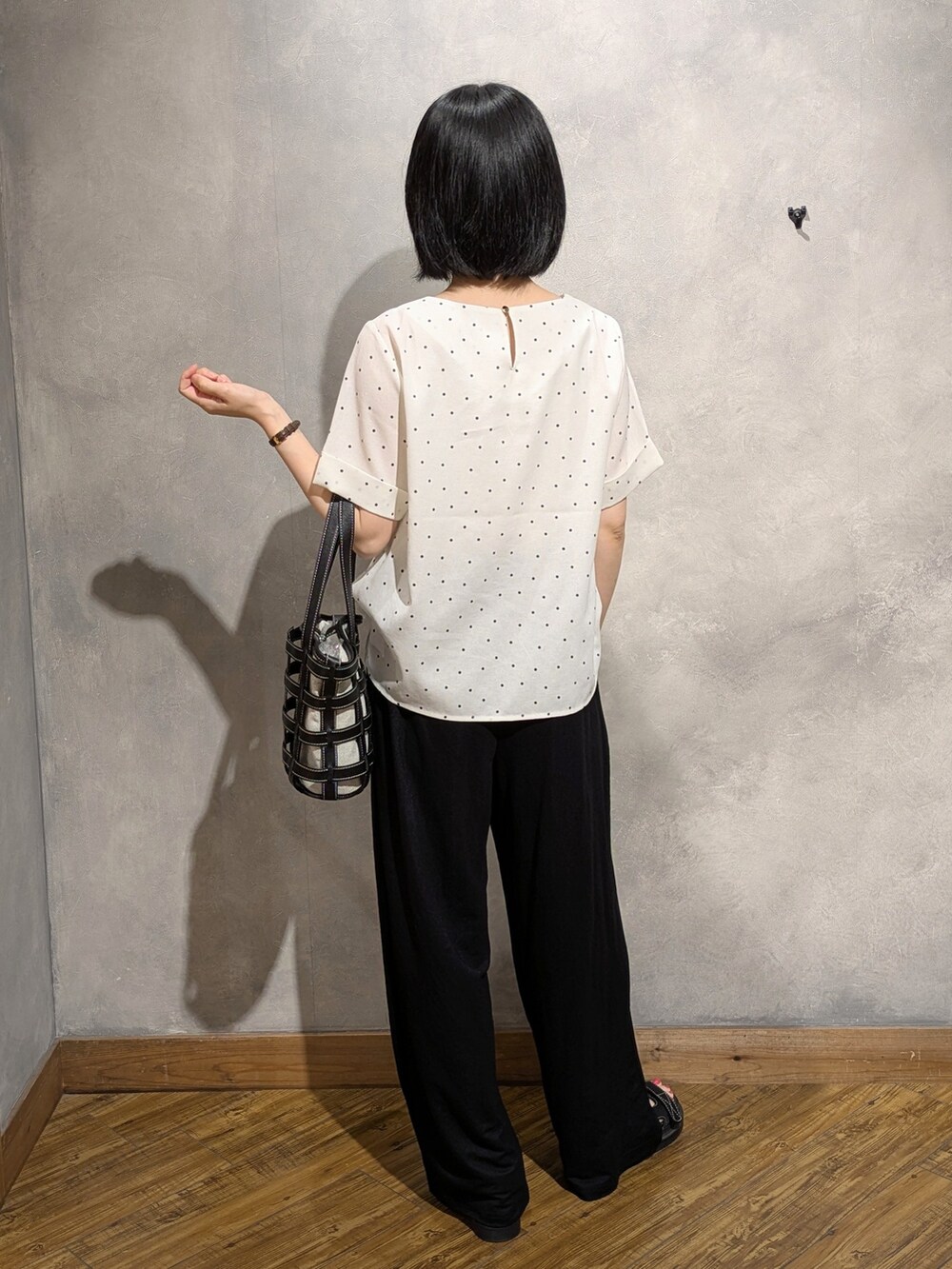 ホワイト系のシャツ/ブラウス、ブラック系のその他パンツ、ブラック系のトートバッグを着用したレディースの夏コーディネートの4枚目の写真