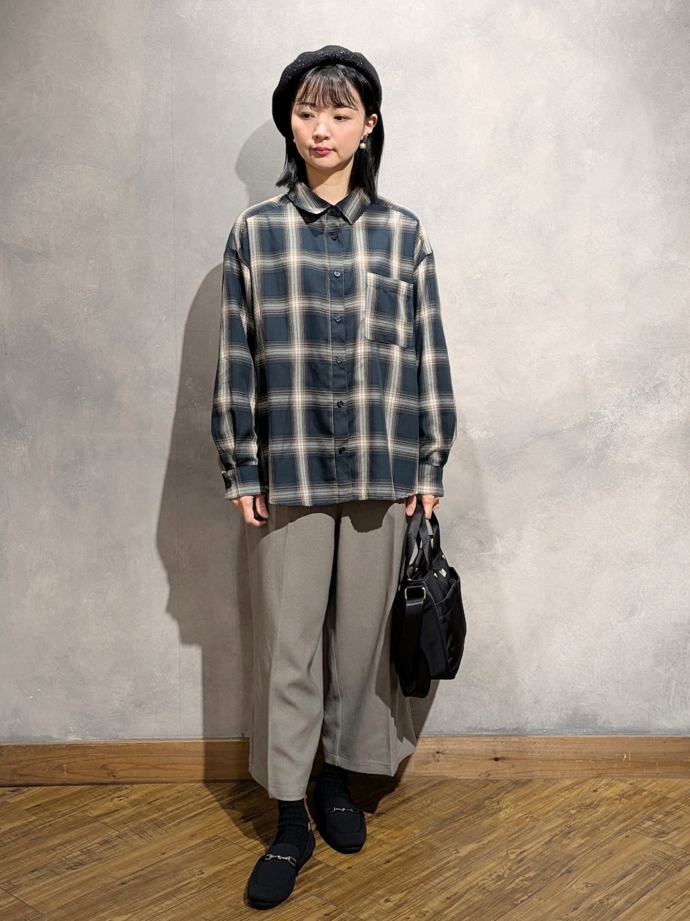 グリーン系のシャツ/ブラウス、ブラウン系のTシャツ/カットソー、ベージュ系のその他パンツを着用したレディースの秋コーディネートの5枚目の写真