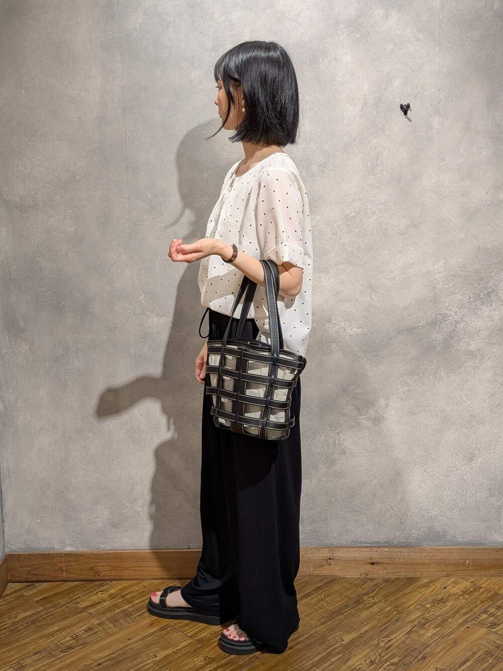 ホワイト系のシャツ/ブラウス、ブラック系のその他パンツ、ブラック系のトートバッグを着用したレディースの夏コーディネートの3枚目の写真