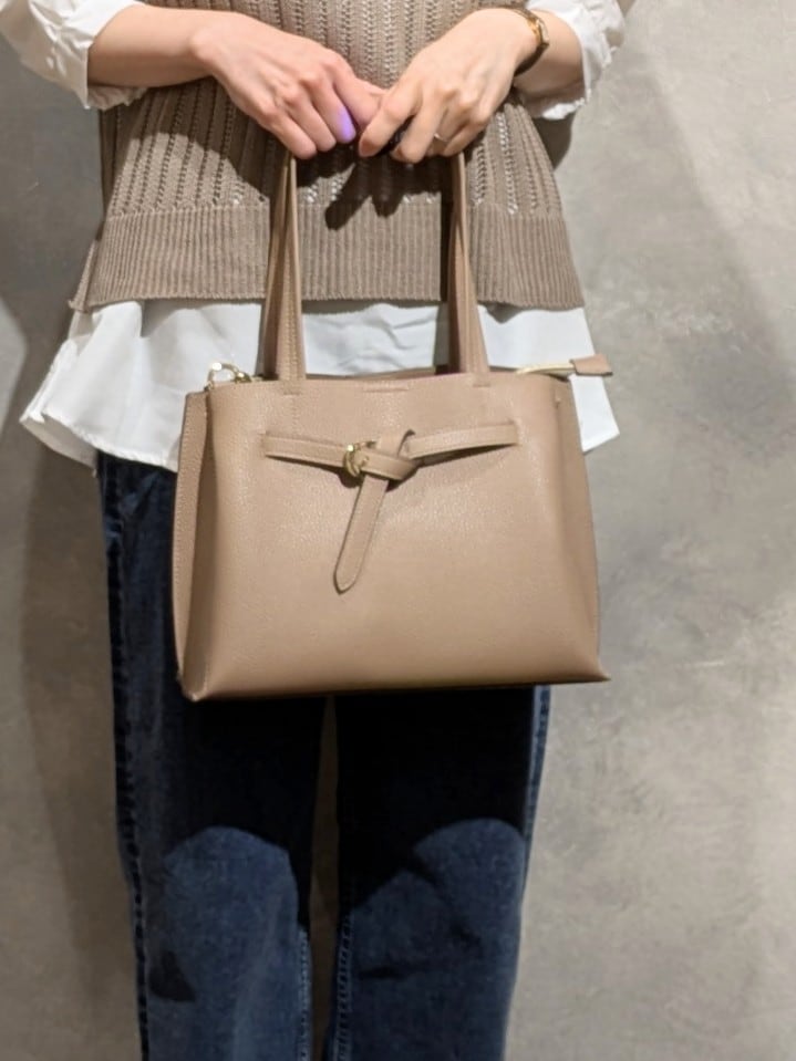 ブルー系のデニムパンツ、ブラウン系のその他シューズ、ベージュ系のトートバッグを着用したレディースの夏コーディネートの5枚目の写真