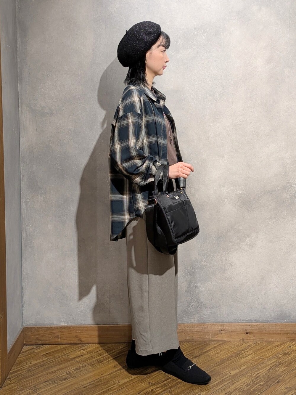 グリーン系のシャツ/ブラウス、ブラウン系のTシャツ/カットソー、ベージュ系のその他パンツを着用したレディースの秋コーディネートの3枚目の写真