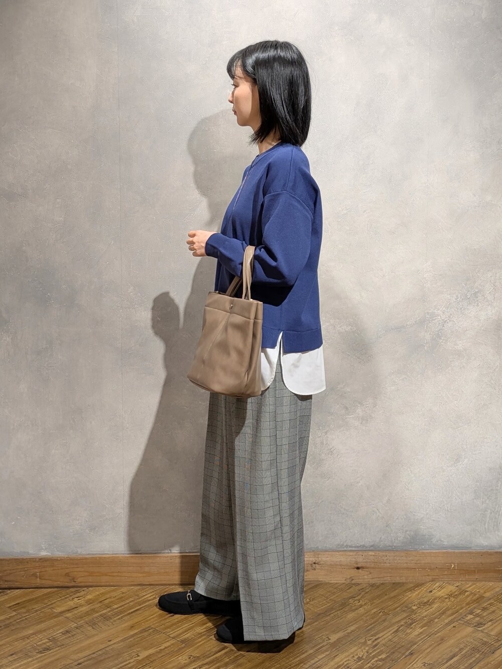ブルー系のニット/セーター、グレー系のその他パンツ、ブラック系のその他シューズを着用したレディースの秋コーディネートの2枚目の写真