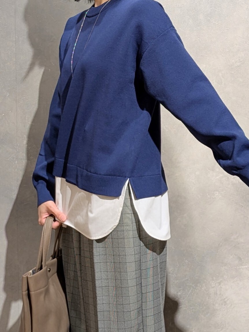 ブルー系のニット/セーター、グレー系のその他パンツ、ブラック系のその他シューズを着用したレディースの秋コーディネートの5枚目の写真