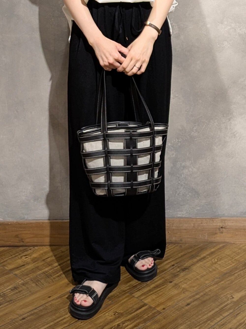 ホワイト系のシャツ/ブラウス、ブラック系のその他パンツ、ブラック系のトートバッグを着用したレディースの夏コーディネートの5枚目の写真