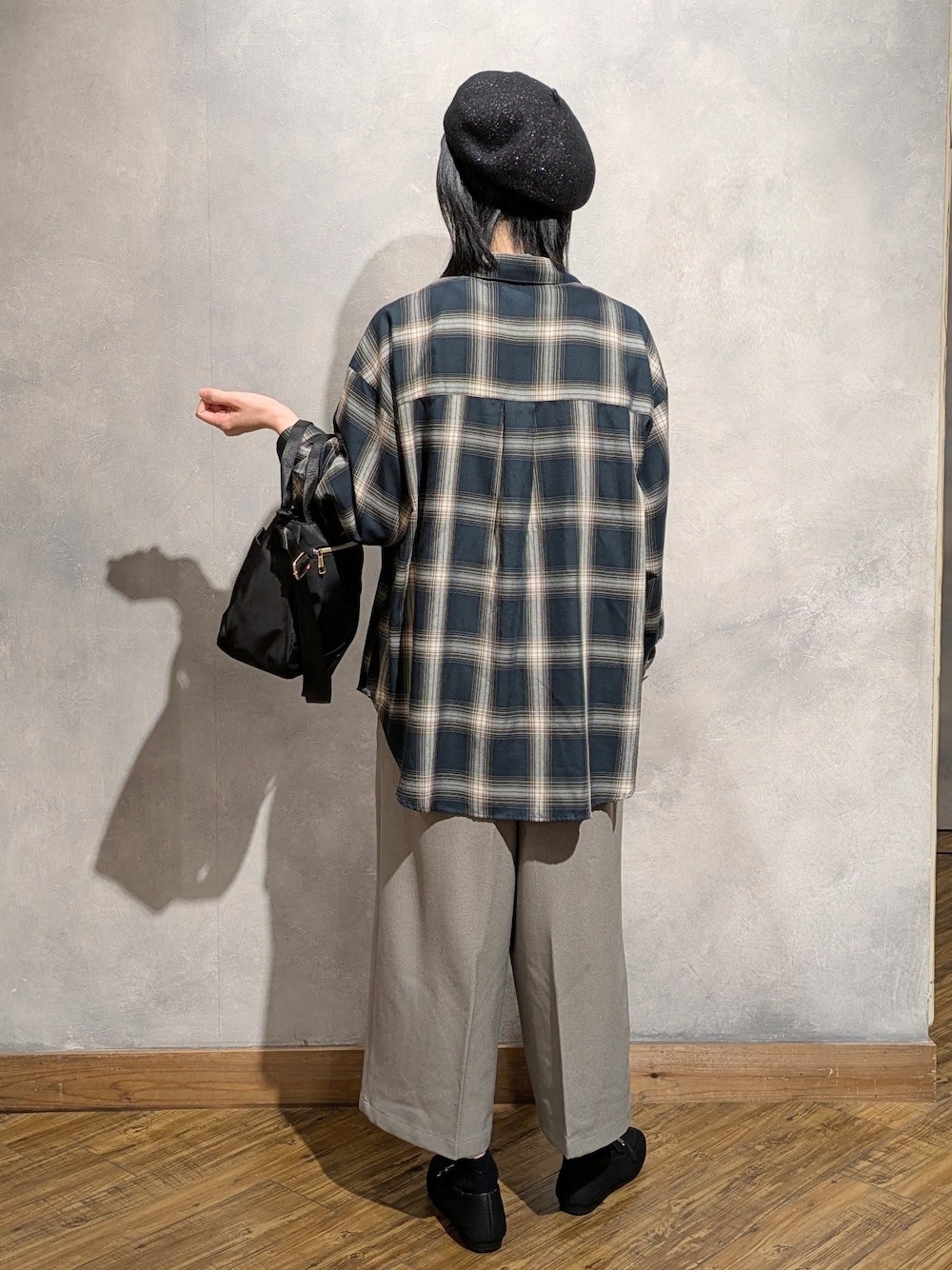 グリーン系のシャツ/ブラウス、ブラウン系のTシャツ/カットソー、ベージュ系のその他パンツを着用したレディースの秋コーディネートの4枚目の写真