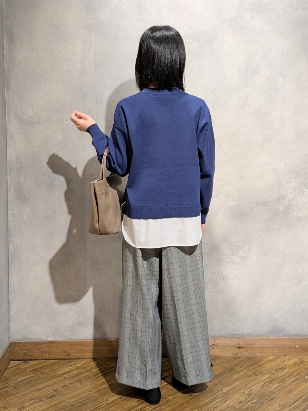 ブルー系のニット/セーター、グレー系のその他パンツ、ブラック系のその他シューズを着用したレディースの秋コーディネートの4枚目の写真