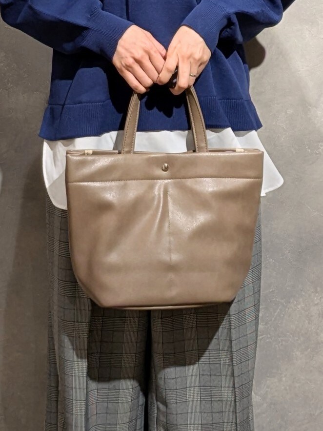 ブルー系のニット/セーター、グレー系のその他パンツ、ブラック系のその他シューズを着用したレディースの秋コーディネートの6枚目の写真