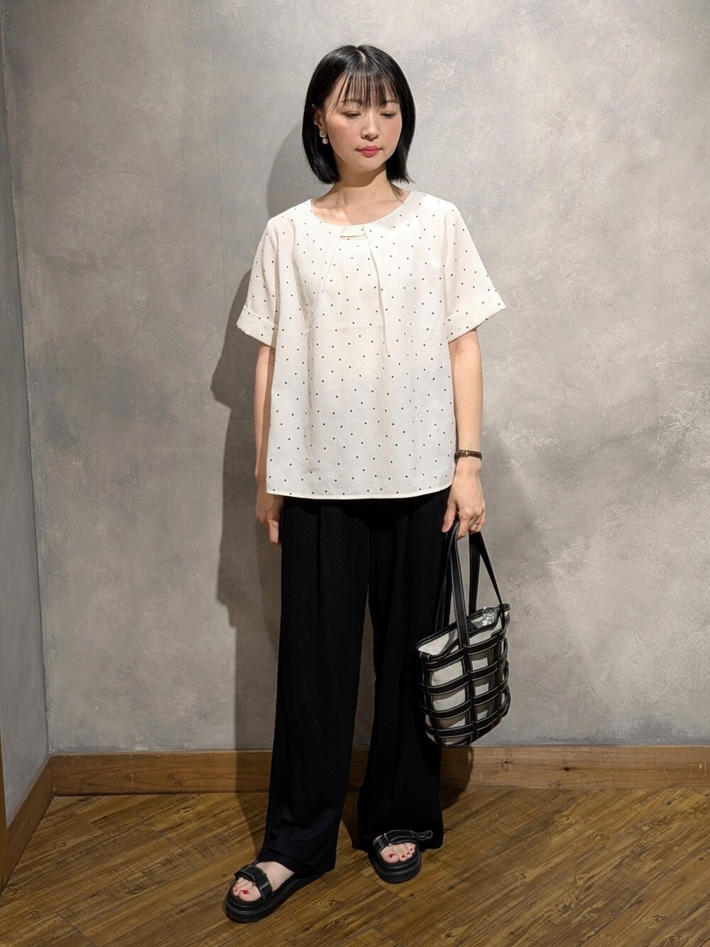 ホワイト系のシャツ/ブラウス、ブラック系のその他パンツ、ブラック系のトートバッグを着用したレディースの夏コーディネートの2枚目の写真