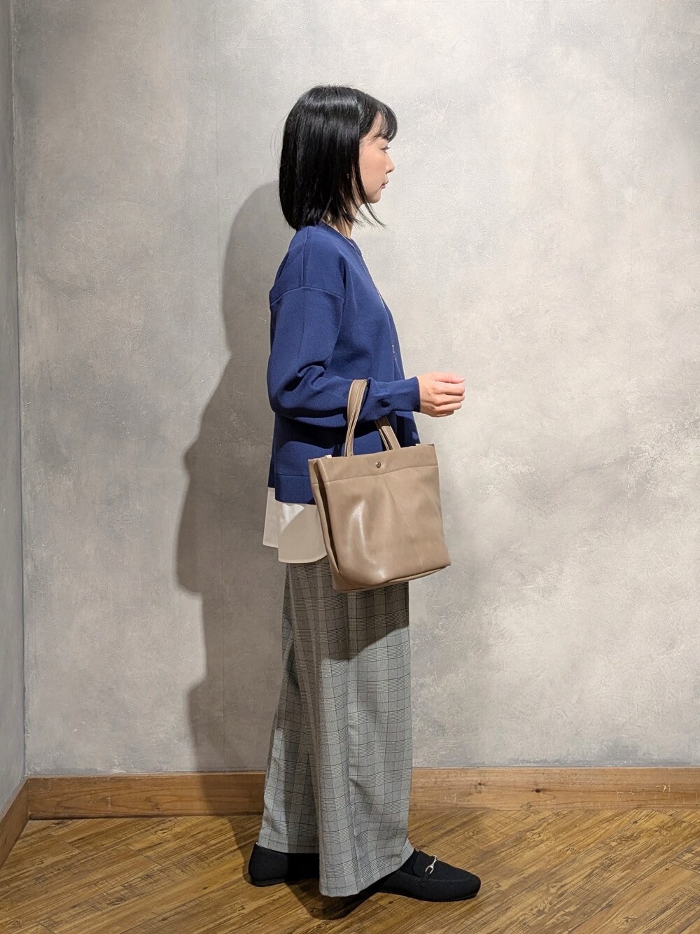 ブルー系のニット/セーター、グレー系のその他パンツ、ブラック系のその他シューズを着用したレディースの秋コーディネートの3枚目の写真