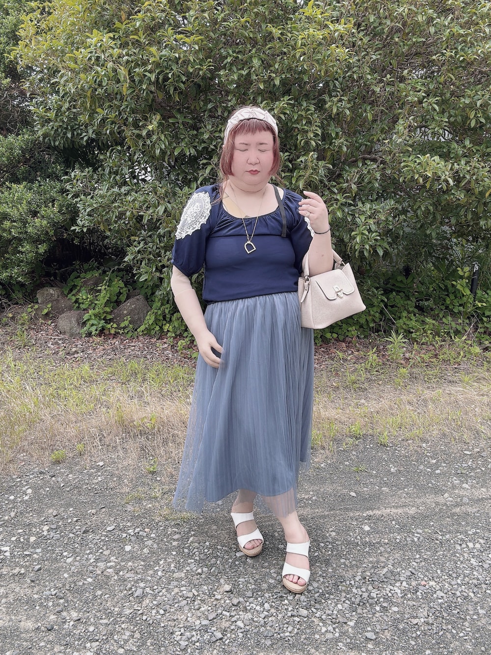 ブルー系のスカート、ベージュ系のショルダーバッグ、ブルー系のスカートを着用したレディースの夏コーディネートの3枚目の写真