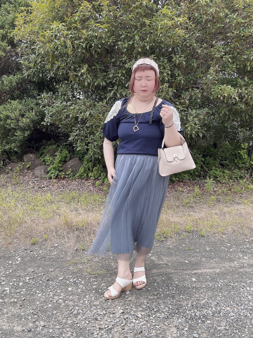 ブルー系のスカート、ベージュ系のショルダーバッグ、ブルー系のスカートを着用したレディースの夏コーディネートの2枚目の写真