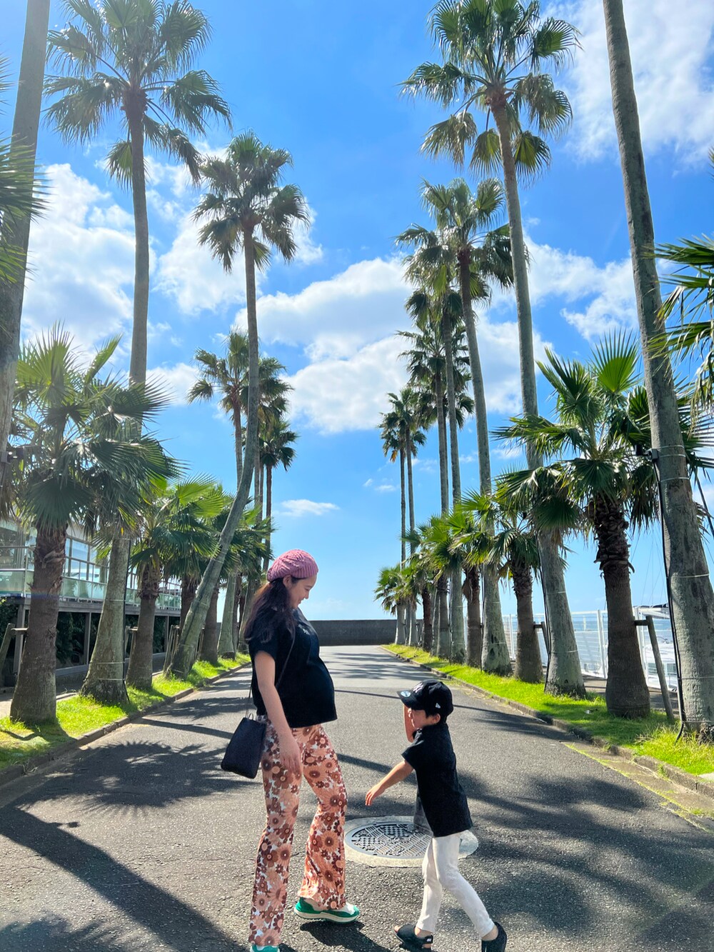 グリーン系のスニーカーを着用したキッズの秋コーディネートの2枚目の写真