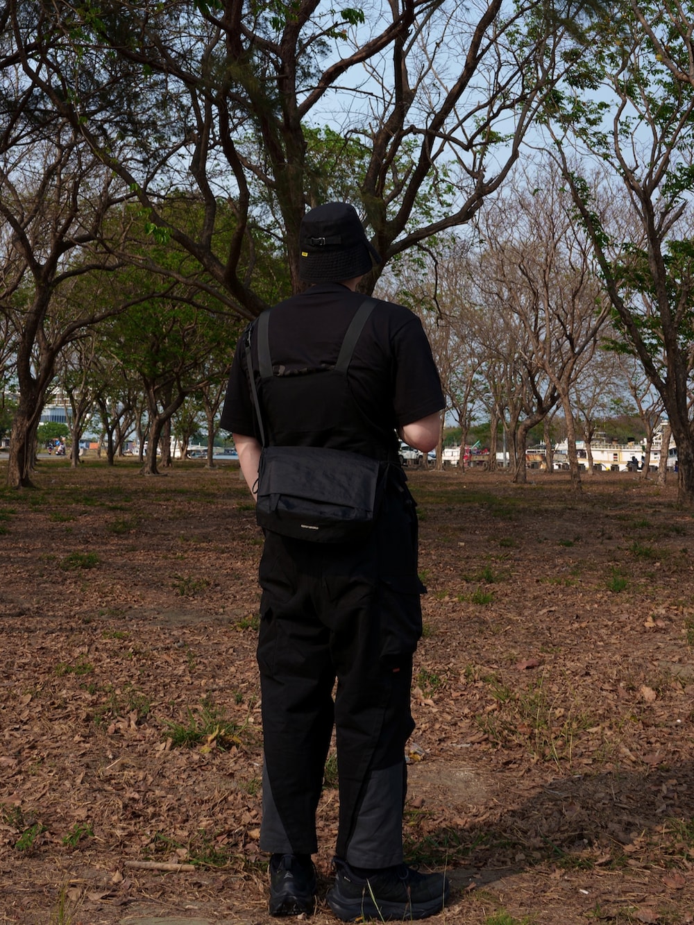 ブラック系のTシャツ/カットソー、ブラック系のサロペット/オーバーオール、ブラック系のスニーカーを着用したメンズの春コーディネートの2枚目の写真