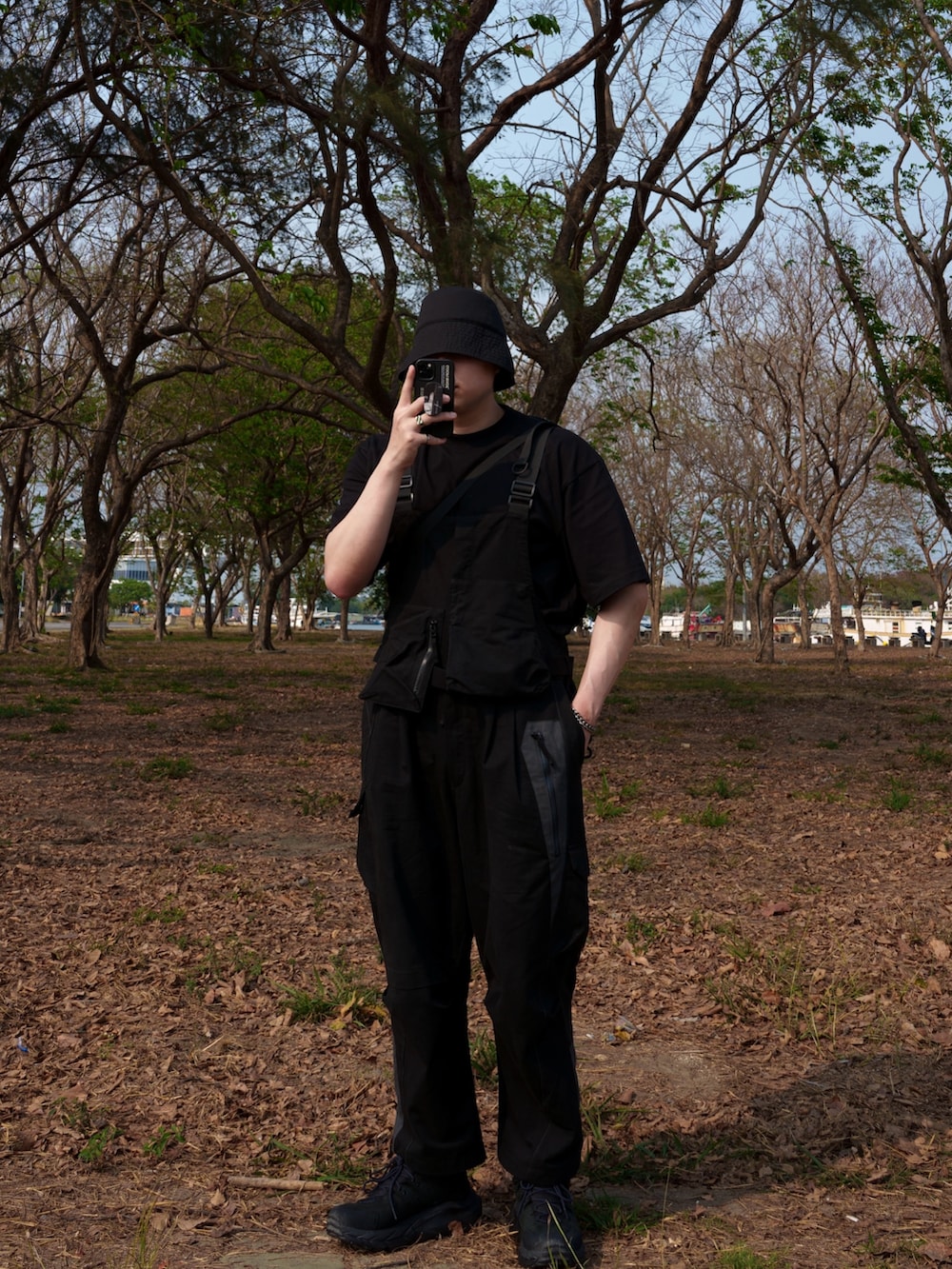 ブラック系のTシャツ/カットソー、ブラック系のサロペット/オーバーオール、ブラック系のスニーカーを着用したメンズの春コーディネートの3枚目の写真