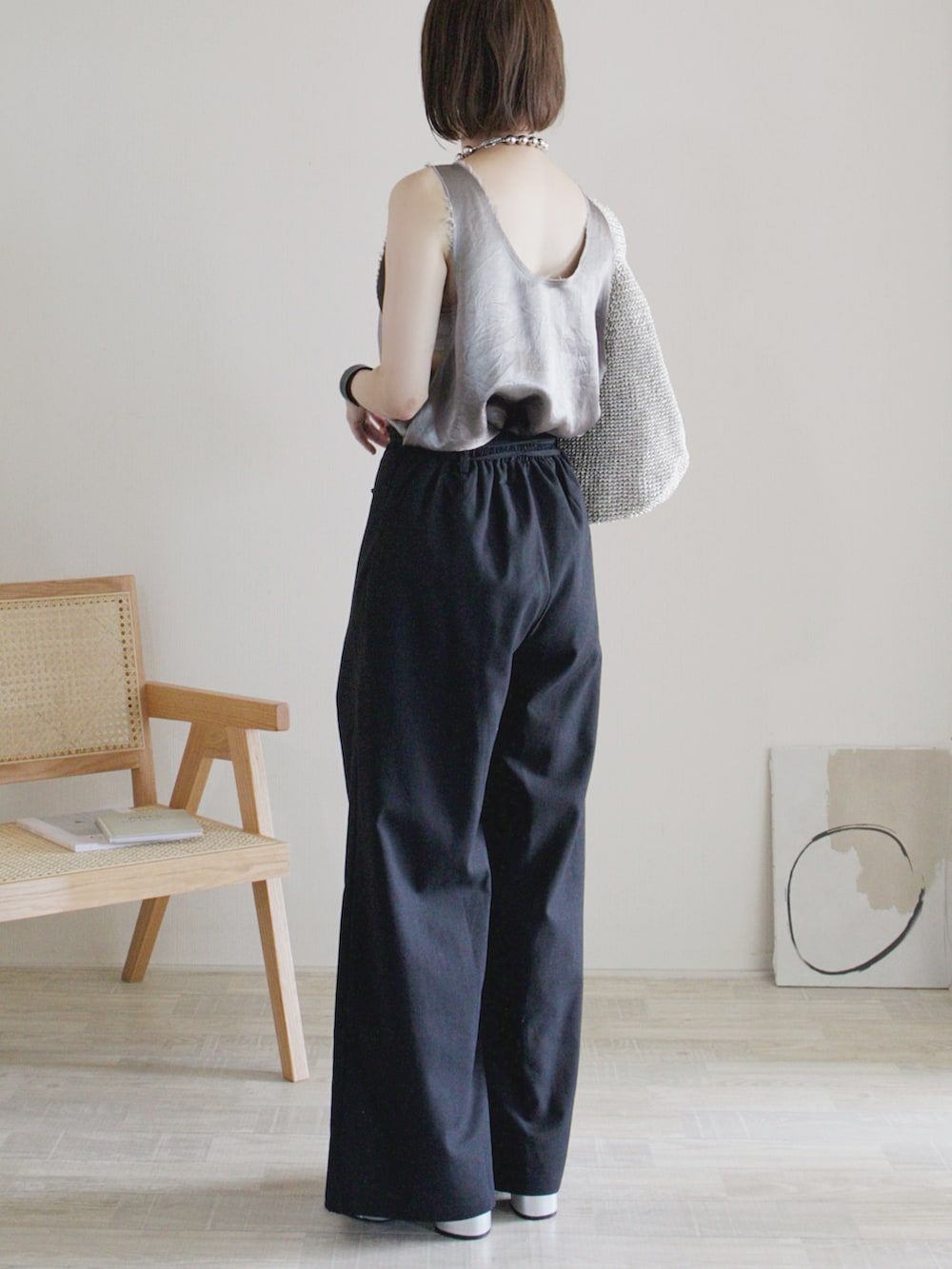 ブラック系のその他パンツ、グレー系のシャツ/ブラウス、シルバー系のサンダルを着用したレディースの夏コーディネートの3枚目の写真