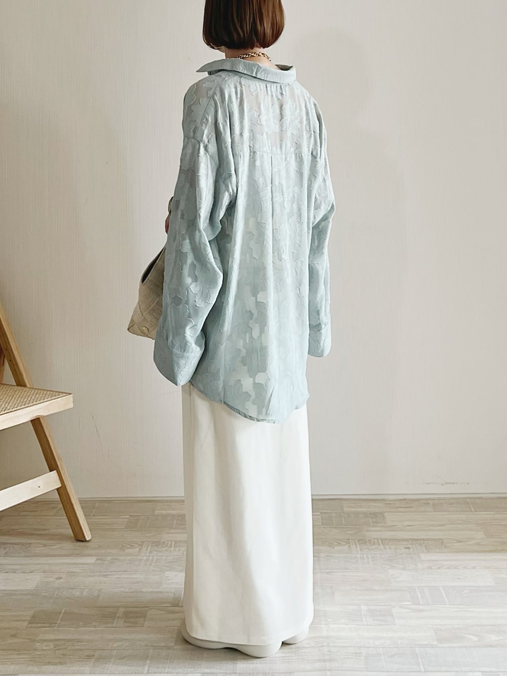 グリーン系のシャツ/ブラウス、ホワイト系のスカート、ベージュ系のバッグを着用したレディースの春コーディネートの3枚目の写真