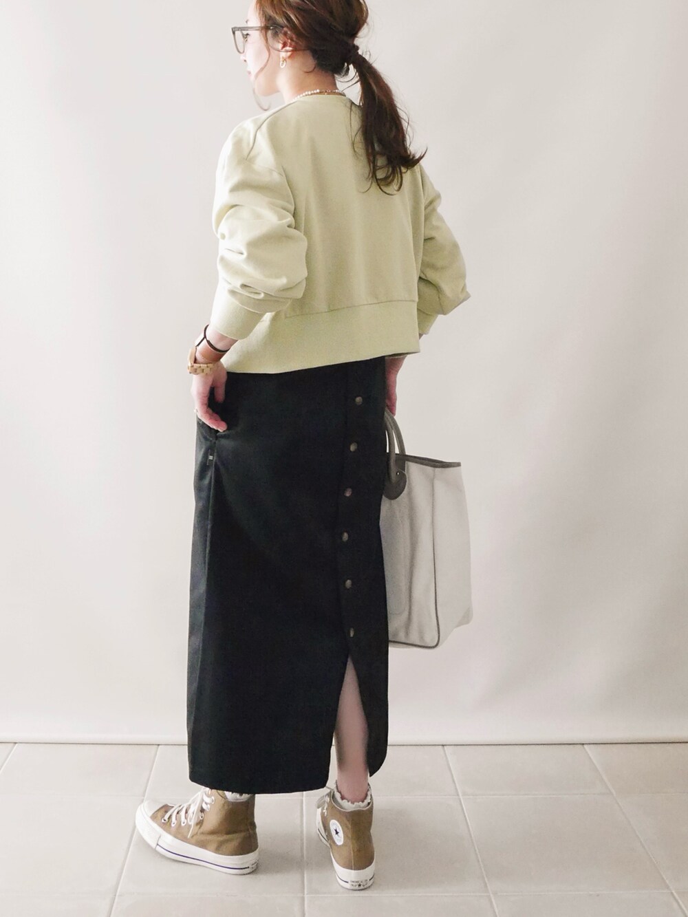 グリーン系のカーディガン/ボレロ、ブラック系のジャンパースカート、ブラウン系の口紅/リップティント/グロスを着用したレディースの冬コーディネートの4枚目の写真