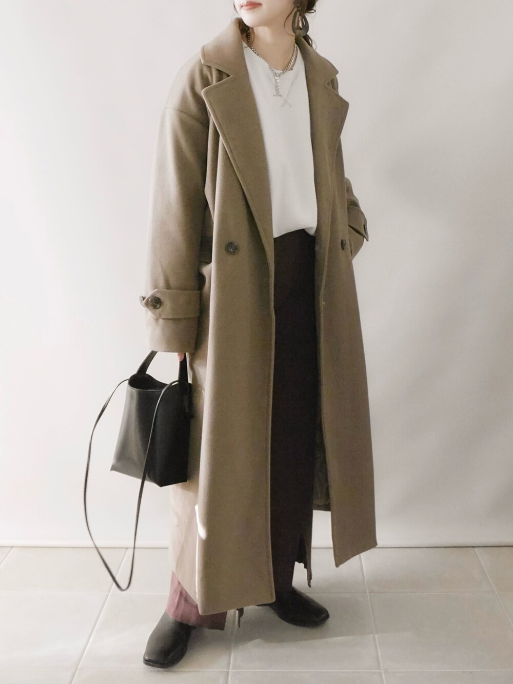 ベージュ系のその他アウター、ホワイト系のスウェット、ブラウン系のその他パンツを着用したレディースの秋コーディネートの2枚目の写真