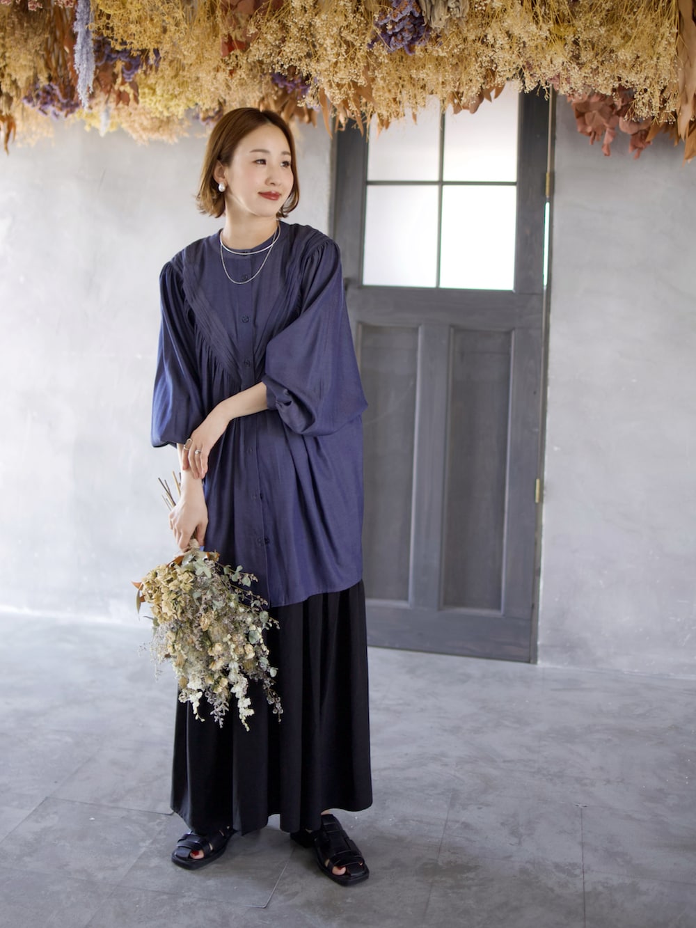 ホワイト系のシャツ/ブラウス、ブラック系のスカートを着用したレディースの夏コーディネートの2枚目の写真