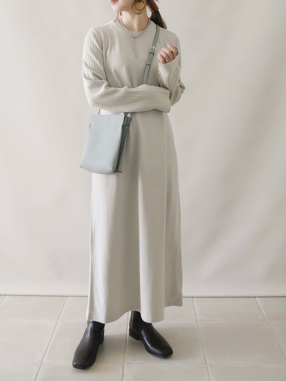 ベージュ系のワンピース/ドレス、グリーン系のショルダーバッグ、ブラック系のシューズを着用したレディースの秋コーディネートの5枚目の写真