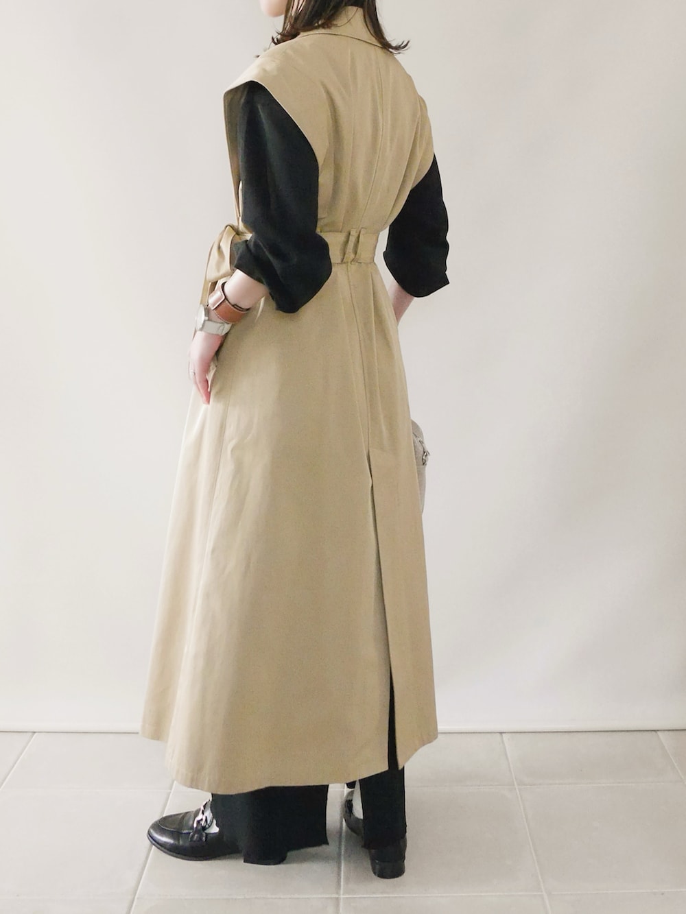 ベージュ系のトレンチコート、ブラック系のシャツ/ブラウス、ブラック系のスカートを着用したレディースの春コーディネートの4枚目の写真